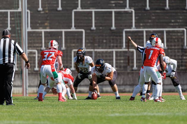 Leon Schmidt 75, Giessen Golden Dragons; in the background, Jake Höchst 22, Giessen Golden Dragons; in the foreground, Lawrence Jenkins 32, Augsburg Centurions, during the game between the Augsburg Centurions and the Giessen Golden Dragons, American football, mens, GFL2, 2026, Matchday 7 on June 20, 2026, in Augsburg, Rosenaustadion, Bavaria, Germany,detected_source_language