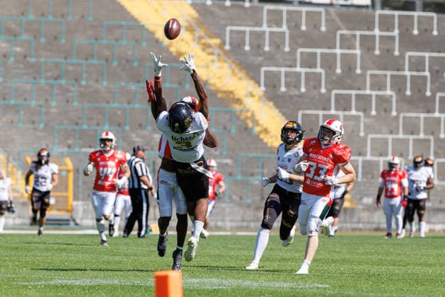 Eian Moore 3, Giessen Golden Dragons, and Rashad Greene 11, Augsburg Centurions, in the game between the Augsburg Centurions and the Giessen Golden Dragons, American football, mens, GFL2, 2026, Matchday 7 on June 20, 2026, in Augsburg, Rosenaustadion, Bavaria, Germany,detected_source_language