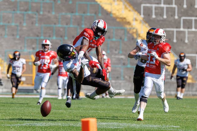 Eian Moore 3, Giessen Golden Dragons, and Rashad Greene 11, Augsburg Centurions, with Samuel Stickroth 33, Augsburg Centurions, during the game between the Augsburg Centurions and the Giessen Golden Dragons, American football, mens, GFL2, 2026, Matchday 7 on June 20, 2026, in Augsburg, Rosenaustadion, Bavaria, Germany,detected_source_language