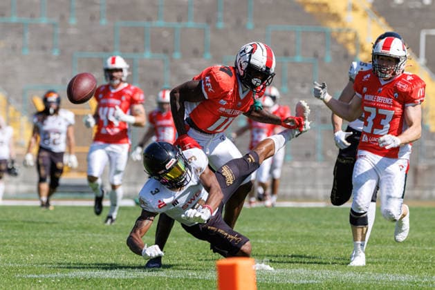 Eian Moore 3, Giessen Golden Dragons, and Rashad Greene 11, Augsburg Centurions, with Samuel Stickroth 33, Augsburg Centurions, during the game between the Augsburg Centurions and the Giessen Golden Dragons, American football, mens, GFL2, 2026, Matchday 7 on June 20, 2026, in Augsburg, Rosenaustadion, Bavaria, Germany,detected_source_language