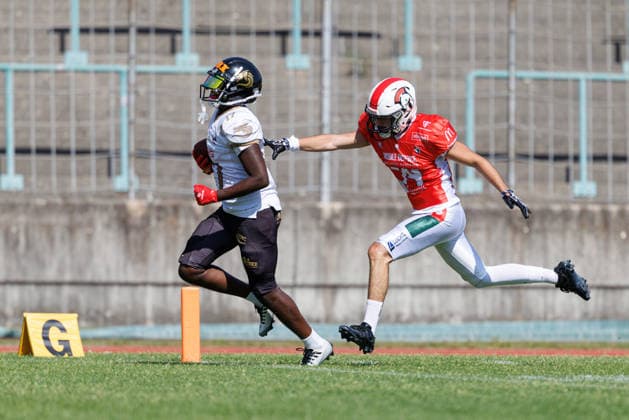 Ramsey Awuah Okine, 17, of the Giessen Golden Dragons, and Demir Kartal, 14, of the Augsburg Centurions, during the game between the Augsburg Centurions and the Giessen Golden Dragons, American football, mens, GFL2, 2026, Matchday 7 on June 20, 2026, in Augsburg, Rosenaustadion, Bavaria, Germany,detected_source_language