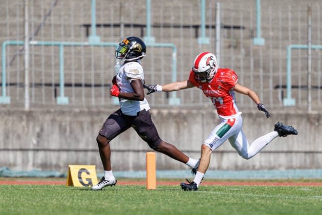 Ramsey Awuah Okine, 17, of the Giessen Golden Dragons, and Demir Kartal, 14, of the Augsburg Centurions, during the game between the Augsburg Centurions and the Giessen Golden Dragons, American football, mens, GFL2, 2026, Matchday 7 on June 20, 2026, in Augsburg, Rosenaustadion, Bavaria, Germany,detected_source_language