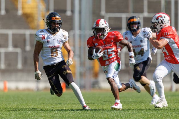 Jalin Goodman 85, Augsburg Centurions, and Henrique Delanava Wrobel 8, Giessen Golden Dragons, during the game between the Augsburg Centurions and the Giessen Golden Dragons, American football, mens, GFL2, 2026, Matchday 7 on June 20, 2026, in Augsburg, Rosenaustadion, Bavaria, Germany,detected_source_language