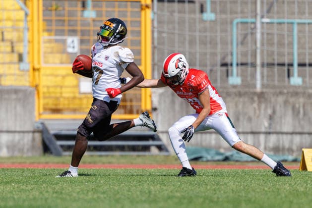 Ramsey Awuah Okine, 17, of the Giessen Golden Dragons, and Demir Kartal, 14, of the Augsburg Centurions, during the game between the Augsburg Centurions and the Giessen Golden Dragons, American football, mens, GFL2, 2026, Matchday 7 on June 20, 2026, in Augsburg, Rosenaustadion, Bavaria, Germany,detected_source_language
