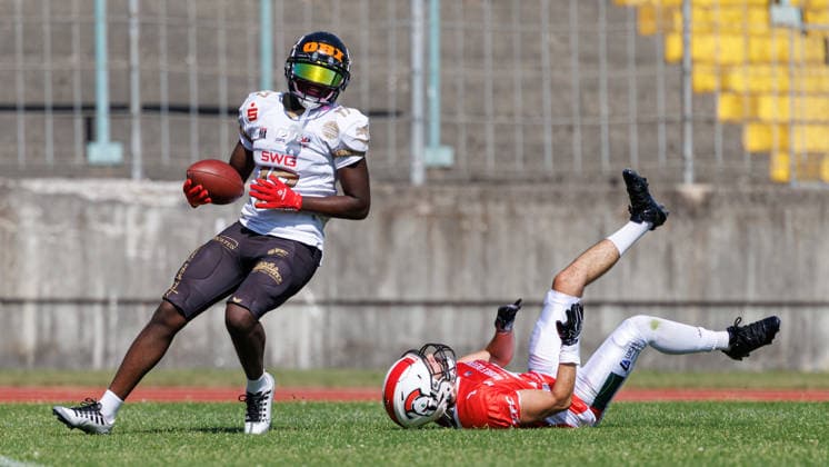 Ramsey Awuah Okine, 17, of the Giessen Golden Dragons, and Demir Kartal, 14, of the Augsburg Centurions, during the game between the Augsburg Centurions and the Giessen Golden Dragons, American football, mens, GFL2, 2026, Matchday 7 on June 20, 2026, in Augsburg, Rosenaustadion, Bavaria, Germany,detected_source_language