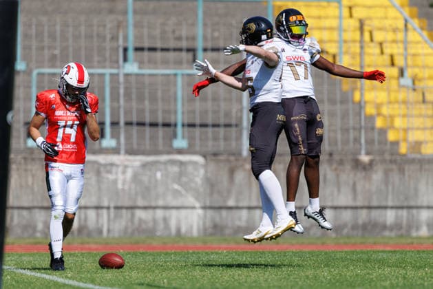 Ramsey Awuah Okine, No. 17, Giessen Golden Dragons, and Leo Kopf, No. 85, Giessen Golden Dragons, during the game between the Augsburg Centurions and the Giessen Golden Dragons, American football, mens, GFL2, 2026, Matchday 7 on June 20, 2026, in Augsburg, Rosenaustadion, Bavaria, Germany,detected_source_language