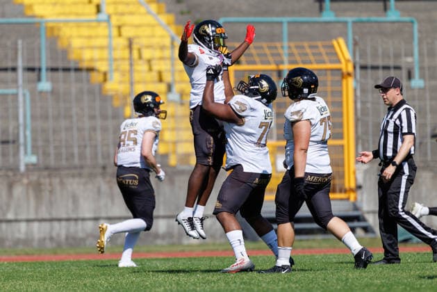 Ramsey Awuah Okine, 17, of the Giessen Golden Dragons during the game between the Augsburg Centurions and the Giessen Golden Dragons, American football, mens, GFL2, 2026, Matchday 7 on June 20, 2026, in Augsburg, Rosenaustadion, Bavaria, Germany,detected_source_language