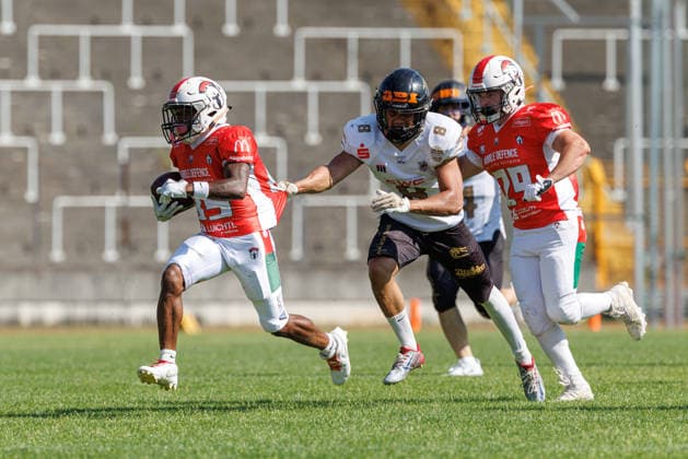 Jalin Goodman 85, Augsburg Centurions, and Henrique Delanava Wrobel 8, Giessen Golden Dragons, during the game between the Augsburg Centurions and the Giessen Golden Dragons, American football, mens, GFL2, 2026, Matchday 7 on June 20, 2026, in Augsburg, Rosenaustadion, Bavaria, Germany,detected_source_language
