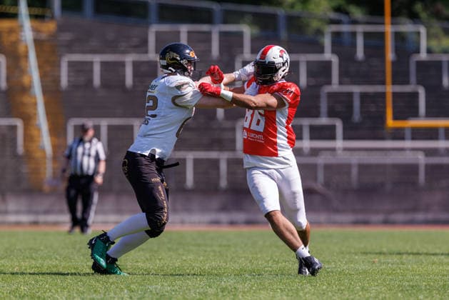 Yorrit Kristen 62, Giessen Golden Dragons, and Tillman Morton 86, Augsburg Centurions, in the game between the Augsburg Centurions and the Giessen Golden Dragons, American football, mens, GFL2, 2026, Matchday 7 on June 20, 2026, in Augsburg, Rosenaustadion, Bavaria, Germany,detected_source_language