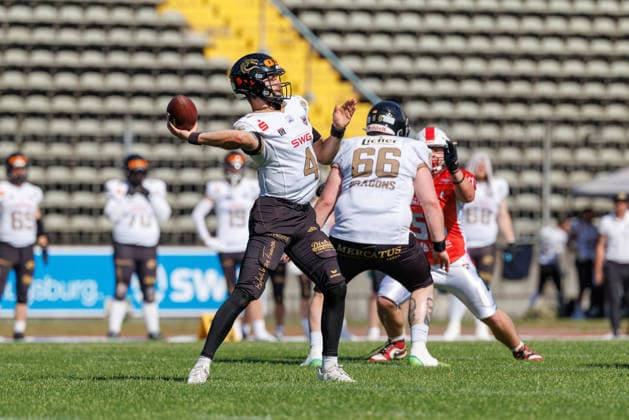 Isaac Bernard 4, Gießen Golden Dragons in the background, Nico Klos 66, Gießen Golden Dragons during the game between the Augsburg Centurions and the Gießen Golden Dragons, American football, men’s, GFL2, 2026, Matchday 7 on June 20, 2026, in Augsburg, Rosenaustadion, Bavaria, Germany,detected_source_language