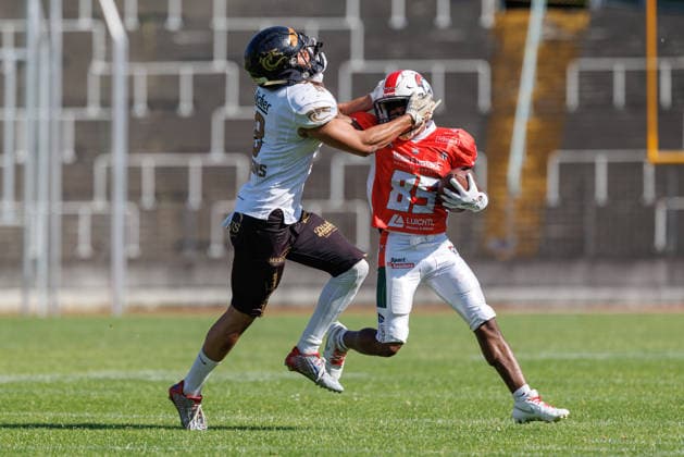 Henrique Delanava Wrobel 8, Giessen Golden Dragons, and Jalin Goodman 85, Augsburg Centurions, in the game between the Augsburg Centurions and the Giessen Golden Dragons, American football, mens, GFL2, 2026, Matchday 7 on June 20, 2026, in Augsburg, Rosenaustadion, Bavaria, Germany,detected_source_language