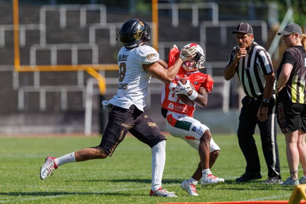 Henrique Delanava Wrobel 8, Giessen Golden Dragons, and Jalin Goodman 85, Augsburg Centurions, in the game between the Augsburg Centurions and the Giessen Golden Dragons, American football, mens, GFL2, 2026, Matchday 7 on June 20, 2026, in Augsburg, Rosenaustadion, Bavaria, Germany,detected_source_language