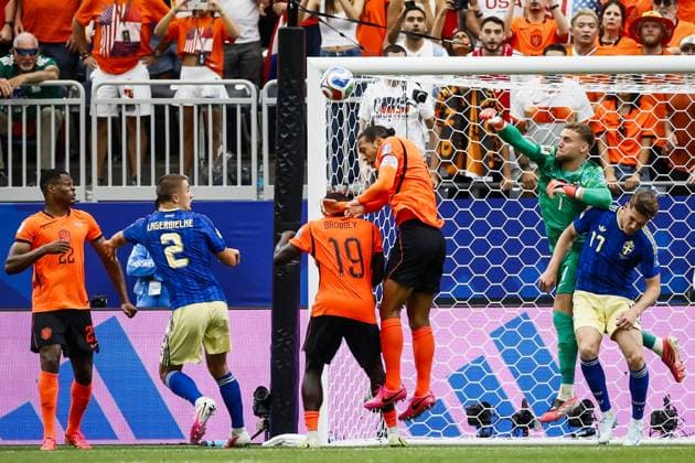 HOUSTON - Save by Netherlands goalkeeper Bart Verbruggen during the FIFA 2026 World Cup Group F match between the Netherlands and Sweden at Houston Stadium on June 20, 2026, in Houston, United States. KOEN VAN WEEL ANP FIFA World Cup, WM, Weltmeisterschaft, Fussball 2026 group stage 2026 xVIxANPxSportx xxANPxIVx 561525763 originalFilename: 561525763.jpg