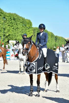 Sienna Smith sur Noortje van het Houterhof 1ère à la remise du Prix Joone lors de la 12ème édition Longines Paris Eiffel Jumping au pied de la Tour Eiffel sur le Champ-de-Mars à Paris, France le 20 juin 2026 Perusseau Veeren Bestimage Presentation of the Joone Prize during the 12th Longines Paris Eiffel Jumping event at the foot of the Eiffel Tower on the Champ de Mars in Paris, France on June 20, 2026 Paris France  Copyright: xVeeren-Perusseau BestimagexVeeren-Perusseau Bestimagex
