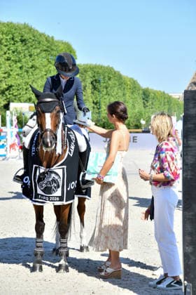Sienna Smith sur Noortje van het Houterhof 1ère, Carole Juge-Llewellyn, Virginie Coupérie-Eiffel à la remise du Prix Joone lors de la 12ème édition Longines Paris Eiffel Jumping au pied de la Tour Eiffel sur le Champ-de-Mars à Paris, France le 20 juin 2026 Perusseau Veeren Bestimage Presentation of the Joone Prize during the 12th Longines Paris Eiffel Jumping event at the foot of the Eiffel Tower on the Champ de Mars in Paris, France on June 20, 2026 Paris France  Copyright: xVeeren-Perusseau BestimagexVeeren-Perusseau Bestimagex