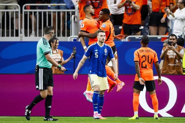 HOUSTON - (lr) Cody Gakpo of the Netherlands, Denzel Dumfries of the Netherlands celebrate the 3-0 during the FIFA 2026 World Cup Group F match between the Netherlands and Sweden at Houston Stadium on June 20, 2026, in Houston, United States. KOEN VAN WEEL ANP FIFA World Cup, WM, Weltmeisterschaft, Fussball 2026 group stage 2026 xVIxANPxSportx xxANPxIVx 561527647 originalFilename: 561527647.jpg