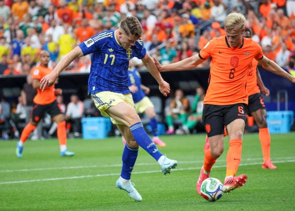 HOUSTON, TX - JUNE 20: Viktor Gyokeres 17 of Sweden and Jan Paul van Hecke 6 of Netherlands fight for the ball in the first half during the FIFA World Cup, WM, Weltmeisterschaft, Fussball 2026 Group F match between Netherlands and Sweden on June 20, 2026 at Houston Stadium in Houston, Texas.(Photo by Leslie Plaza Johnson Icon Sportswire) SOCCER: JUN 20 FIFA World Cup 26 Group F - Netherlands vs Sweden EDITORIAL USE ONLY Icon260620006
