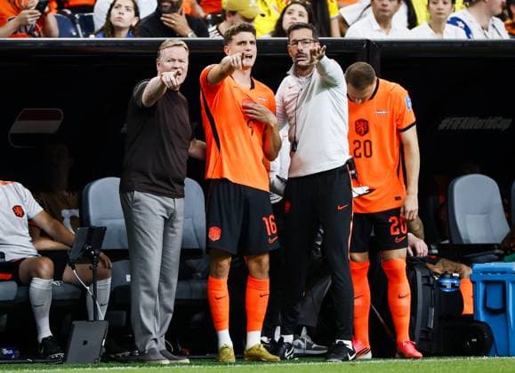 HOUSTON - (lr) Netherlands coach Ronald Koeman, Guus Til of the Netherlands, Netherlands assistant coach Ruud van Nistelrooij, Teun Koopmeiners of the Netherlands during the 2026 FIFA World Cup, WM, Weltmeisterschaft, Fussball Group F match between the Netherlands and Sweden at Houston Stadium on June 20, 2026 in Houston, United States. KOEN VAN WEEL ANP FIFA World Cup 2026 group stage 2026 xVIxANPxSportx xxANPxIVx 561528414 originalFilename: 561528414.jpg
