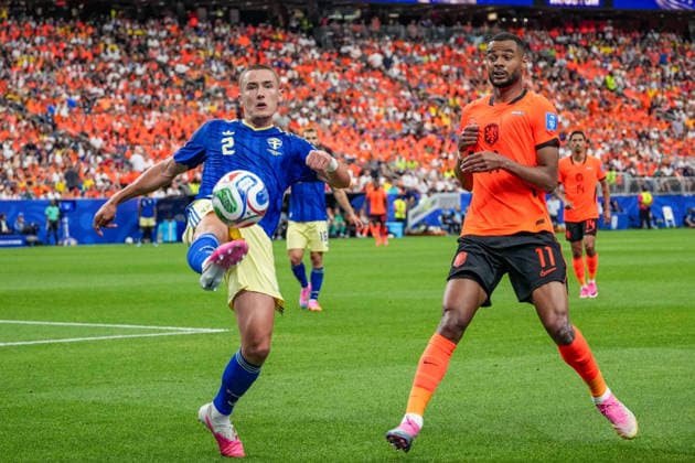 Gustaf Lagerbielke of Sweden and Cody Gakpo of the Netherlands compete for possession of the ball during the match between the Netherlands and Sweden in the second round of the group stage of the 2026 World Cup, held at Houston Stadium in Houston, United States. Richard Callis Fotoarena (Richard Callis SPP)  Copyright: xRichardxCallisx xSPPx spp-en-RiCa-2965658