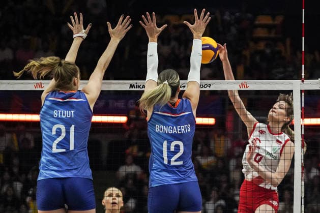 FIVB Women s Nations League 2026. Britte Stuut and Britt Bongaerts of the Netherlands compete against Julita Piasecka of Poland during the FIVB Women s Volleyball Nations League match between the Netherlands and Poland in Bangkok, Thailand, on June 20, 2026. Bangkok Bangkok Thailand  Copyright: xAnusakxLaowilasx originalFilename:laowilas-notitle260620_npdgA.jpg