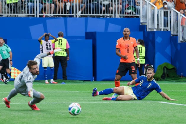 Donyell Malen of Netherlands (C) shoots for goal under pressure from Jesper Karlstrom of Sweden (R) during a FIFA Men’s World Cup 2026 Group Stage football match between Netherlands and Sweden at Houston Stadium, in Houston on June 20th 2026 (Photo by Leo Barrilari SPP)  Copyright: xLeoxBarrilari SPPx Sportspressphoto_SPR171733
