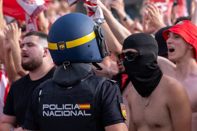 Almeria, Spain - June 20th: Policia Nacional confront Almeria hooligans during Incidents outside the stadium during the teams arrivals before the promotion play-off final of La Liga Hypermotion (Segunda Division) match between Almeria and Malaga at UD Almería Stadium on June 20th, 2026 in Almeria, Spain.  Copyright: xAndresxLopezxSheridanxx xSPPx Sportspressphoto_SPR171754