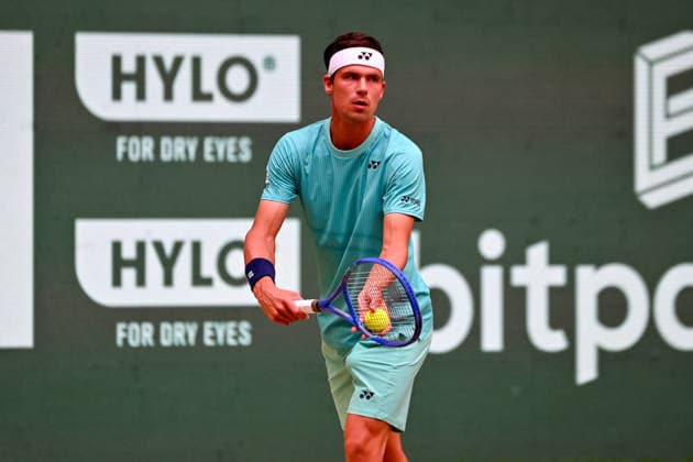 Daniel Altmaier (GER) schlaegt auf TERRA WORTMANN Open 2026, Tennis, ATP, Tennis Herren Tennis Herren 500, Turnier, Hauptfeld, Halbfinale, 20.06.2026, TERRA WORTMANN Open 2026, Tennis, ATP, Tennis Herren 500, Turnier, Hauptfeld, Halbfinale, 20.06.2026 Halle *** Daniel Altmaier (GER) serves at the TERRA WORTMANN Open 2026, Tennis, ATP, Mens 500, Tournament, Main Draw, Semifinals, June 20, 2026, TERRA WORTMANN Open 2026, Tennis, ATP, Mens 500, Tournament, Main Draw, Semifinals, June 20, 2026, Halle,detected_source_language Copyright: xEibner-Pressefoto RobertxGertzenx EP_RGN