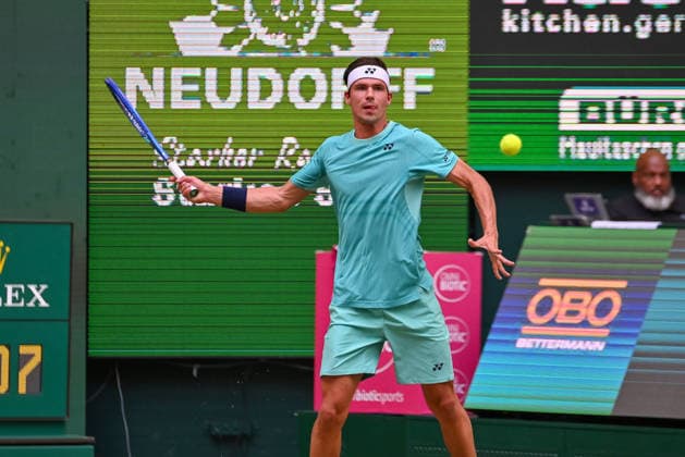 Daniel Altmaier (GER) erwartet einen Ball auf der Vorhand TERRA WORTMANN Open 2026, Tennis, ATP, Tennis Herren Tennis Herren 500, Turnier, Hauptfeld, Halbfinale, 20.06.2026, TERRA WORTMANN Open 2026, Tennis, ATP, Tennis Herren 500, Turnier, Hauptfeld, Halbfinale, 20.06.2026 Halle *** Daniel Altmaier (GER) anticipates a ball on his forehand TERRA WORTMANN Open 2026, Tennis, ATP, Mens 500, Tournament, Main Draw, Semifinals, June 20, 2026, TERRA WORTMANN Open 2026, Tennis, ATP, Men’s 500, Tournament, Main Draw, Semifinals, June 20, 2026, Indoor,detected_source_language Copyright: xEibner-Pressefoto RobertxGertzenx EP_RGN