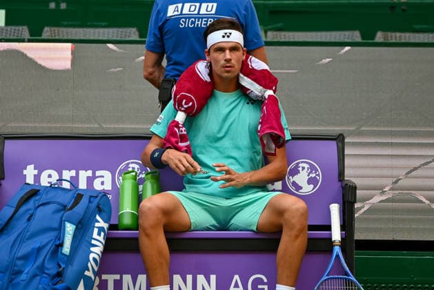 Daniel Altmaier (GER) sitzend mit kuehlendem Handtuch auf der Bank TERRA WORTMANN Open 2026, Tennis, ATP, Tennis Herren Tennis Herren 500, Turnier, Hauptfeld, Halbfinale, 20.06.2026, TERRA WORTMANN Open 2026, Tennis, ATP, Tennis Herren 500, Turnier, Hauptfeld, Halbfinale, 20.06.2026 Halle *** Daniel Altmaier (GER) sitting on the bench with a cooling towel TERRA WORTMANN Open 2026, Tennis, ATP, Mens 500, Tournament, Main Draw, Semifinals, June 20, 2026, TERRA WORTMANN Open 2026, Tennis, ATP, Men’s 500, Tournament, Main Draw, Semifinals, June 20, 2026, Indoor,detected_source_language Copyright: xEibner-Pressefoto RobertxGertzenx EP_RGN