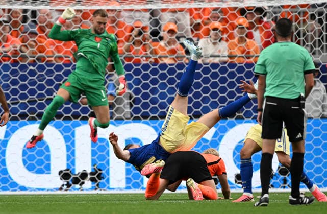 (260621) -- HOUSTON, June 21, 2026 -- Players vie for the ball during the group F match between the Netherlands and Sweden at the 2026 FIFA World Cup, WM, Weltmeisterschaft, Fussball at Houston Stadium in Houston, the United States, June 20, 2026. ) (SP)U.S.-HOUSTON-FOOTBALL-FIFA WORLD CUP-GROUP F-NED VS SWE XiaoxYijiu 