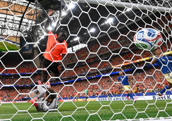 (260621) -- HOUSTON, June 21, 2026 -- Brian Brobbey (top) of the Netherlands shoots to score during the group F match between the Netherlands and Sweden at the 2026 FIFA World Cup, WM, Weltmeisterschaft, Fussball at Houston Stadium in Houston, the United States, June 20, 2026. ) (SP)U.S.-HOUSTON-FOOTBALL-FIFA WORLD CUP-GROUP F-NED VS SWE XiaoxYijiu 