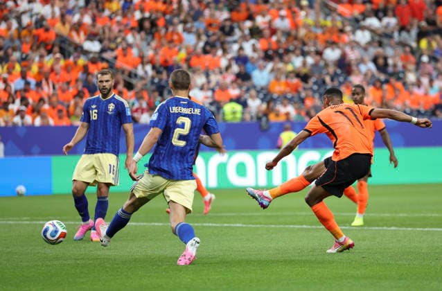 (260621) -- HOUSTON, June 21, 2026 -- Cody Gakpo (front R) of the Netherlands shoots to score during the group F match between the Netherlands and Sweden at the 2026 FIFA World Cup, WM, Weltmeisterschaft, Fussball at Houston Stadium in Houston, the United States, June 20, 2026. ) (SP)U.S.-HOUSTON-FOOTBALL-FIFA WORLD CUP-GROUP F-NED VS SWE LixMing 