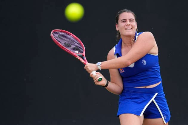 Lexus Nottingham Open - Day Six Emma Navarro competes during the semi-final singles match at the 2026 Lexus Nottingham Open Women s tennis tournament at the Nottingham Tennis Centre in Nottingham, England, on June 20, 2026. Nottingham Great Britain United Kingdom  Copyright: xOwenxHammondx originalFilename:hammond-2026lexu260620_np1tm.jpg