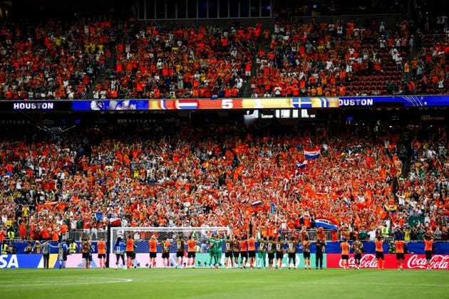 HOUSTON - Dutch players celebrate the victory with the fans after the FIFA 2026 World Cup Group F match between the Netherlands and Sweden at Houston Stadium on June 20, 2026, in Houston, United States. KOEN VAN WEEL ANP FIFA World Cup, WM, Weltmeisterschaft, Fussball 2026 group stage 2026 xVIxANPxSportx xxANPxIVx 561532899 originalFilename: 561532899.jpg