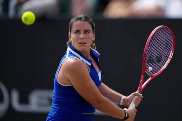 Lexus Nottingham Open - Day Six Emma Navarro competes during the semi-final singles match at the 2026 Lexus Nottingham Open Women s tennis tournament at the Nottingham Tennis Centre in Nottingham, England, on June 20, 2026. Nottingham Great Britain United Kingdom  Copyright: xOwenxHammondx originalFilename:hammond-2026lexu260620_np1gn.jpg