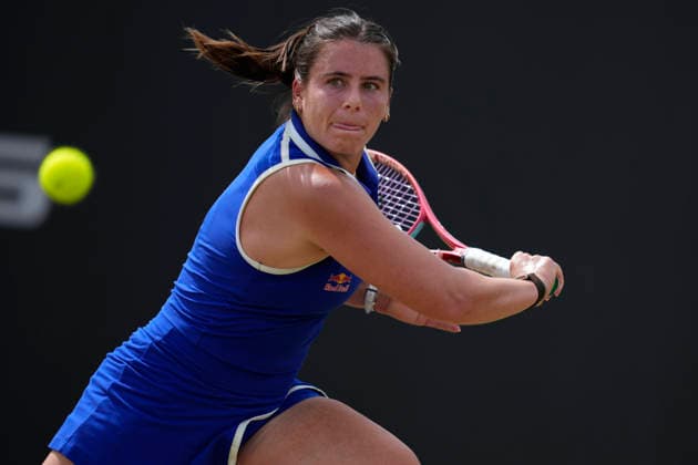 Lexus Nottingham Open - Day Six Emma Navarro competes during the semi-final singles match at the 2026 Lexus Nottingham Open Women s tennis tournament at the Nottingham Tennis Centre in Nottingham, England, on June 20, 2026. Nottingham Great Britain United Kingdom  Copyright: xOwenxHammondx originalFilename:hammond-2026lexu260620_npJho.jpg