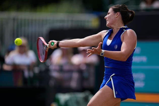 Lexus Nottingham Open - Day Six Emma Navarro competes during the semi-final singles match at the 2026 Lexus Nottingham Open Women s tennis tournament at the Nottingham Tennis Centre in Nottingham, England, on June 20, 2026. Nottingham Great Britain United Kingdom  Copyright: xOwenxHammondx originalFilename:hammond-2026lexu260620_npaHM.jpg