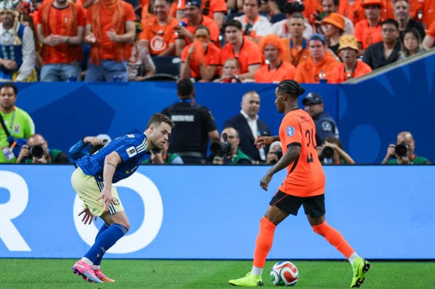 Crysencio Summerville of Netherlands (R) controls the ball under pressure from Gabriel Gudmundsson of Sweden (L) during a FIFA Men’s World Cup 2026 Group Stage football match between Netherlands and Sweden at Houston Stadium, in Houston on June 20th 2026 (Photo by Leo Barrilari SPP)  Copyright: xLeoxBarrilari SPPx Sportspressphoto_SPR171844