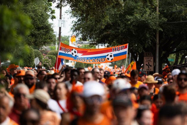 Oranje Fanwalk In Houston Ahead Of World Cup Match A banner reads Hup Hup Holland as thousands of fans wear orange and march across Houston, Texas, on June 20, 2026, during the Oranje Walk ahead of a World Cup match between the Netherlands and Sweden. Houston, Texas Texas United States  Copyright: xReginaldxMathalonex originalFilename:mathalone-notitle260620_npB82.jpg