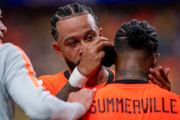 June 20, 2026: Netherlands forward Memphis Depay (10) uses his headband to wipe blood from the head of midfielder Crysencio Summerville (24) during a FIFA World Cup, WM, Weltmeisterschaft, Fussball Group F match between Netherlands and Sweden in Houston, TX. .. CSM USA - ZUMAc04_ 20260620_faf_c04_021 Copyright: xTraskxSmithx