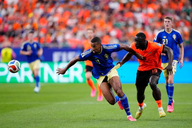 Netherlands v Sweden: Group F - FIFA World Cup, WM, Weltmeisterschaft, Fussball 2026 Isak Hien of Sweden and Brian Brobbey of Netherlands compete for the ball during the FIFA World Cup 2026 Group F match between Netherlands and Sweden at Houston Stadium on June 20, 2026 in Houston, United States. Houston TX United States  Copyright: xJosexBretonx originalFilename:bretonhernandez-netherla260620_npvLV.jpg