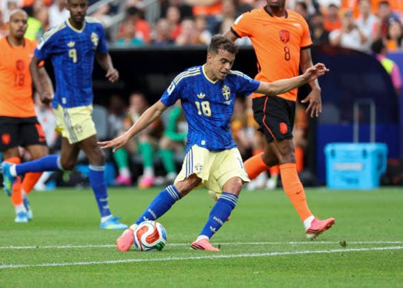 HOUSTON, TX - JUNE 20: Yasin Ayari 18 of Sweden prepares to strike on goal in the first half during the FIFA World Cup, WM, Weltmeisterschaft, Fussball 2026 Group F match between Netherlands and Sweden on June 20, 2026 at Houston Stadium in Houston, Texas.(Photo by Leslie Plaza Johnson Icon Sportswire) SOCCER: JUN 20 FIFA World Cup 26 Group F - Netherlands vs Sweden EDITORIAL USE ONLY Icon260620017