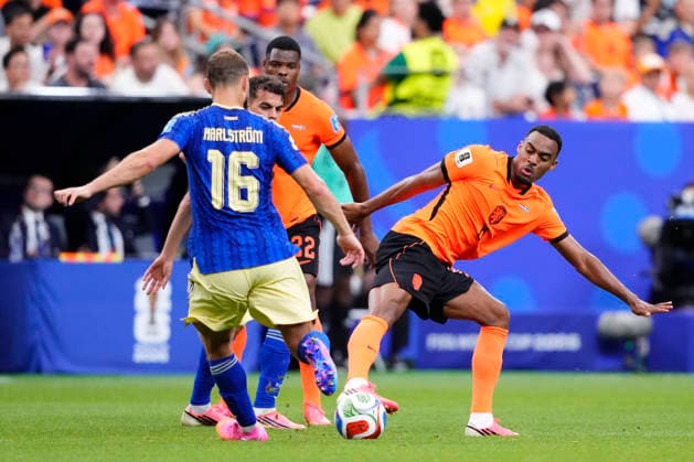Netherlands v Sweden: Group F - FIFA World Cup, WM, Weltmeisterschaft, Fussball 2026 Jesper Karlstrom of Sweden and Ryan Gravenberch of Netherlands compete for the ball during the FIFA World Cup 2026 Group F match between Netherlands and Sweden at Houston Stadium on June 20, 2026 in Houston, United States. Houston TX United States  Copyright: xJosexBretonx originalFilename:bretonhernandez-netherla260620_npd2l.jpg