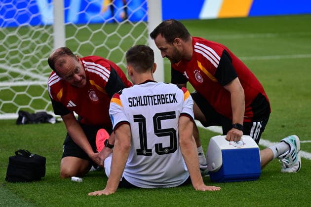 FIFA World Cup, WM, Weltmeisterschaft, Fussball 2026 - Group E - Germany vs Ivory Coast Nico Schlotterbeck of Germany receives medical attention during the FIFA World Cup 2026 group stage match Germany against Ivory Coast, in Toronto, Canada, 20 June 2026. TORONTO United States  Copyright: xEDUARDOxLIMAx
