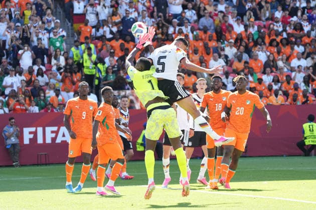 Aleksandar Pavlovic (Deutschland Germany) stößt mit Torwart Goalie Yahia Fofana (Elfenbeinküste, Ivory Coast, Cote d Ivoire, 1) zusammen, doch das Tor zählt nicht - Toronto 20.06.2026: Deutschland vs. Elfenbeinküste, Toronto Stadium, World Cup 26 Gruppe E 2. Spieltag *** Aleksandar Pavlovic (Germany) scores against Ivory Coast, with goalkeeper Yahia Fofana, Ivory Coast, Côte dIvoire, 1, but the goal doesnt count. Toronto, June 20, 2026
