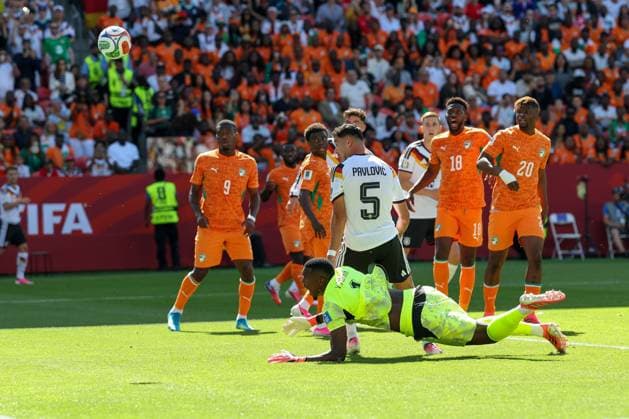One-on-one, action, featuring Yahia Fofana 1 (Ivory Coast) and Aleksandar Pavlovic 5 (Germany), goal disallowed, Germany vs. Ivory Coast, soccer, FIFA, 2026 World Cup, group stage, June 20, 2026, Toronto, Ontario, Canada,detected_source_language Copyright: xkolbert-press ChristianxKolbertx