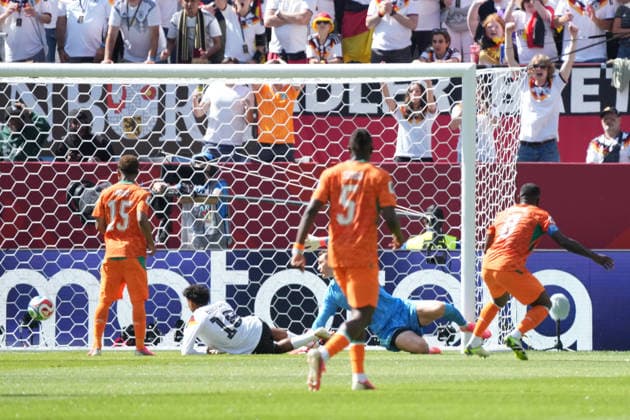 Franck Kessie, Ivory Coast, Cote dIvoire, scores the 0-1 goal against goalkeeper Manuel Neuer, Germany, in Toronto on June 20, 2026. Germany vs. Ivory Coast, Toronto Stadium, World Cup 2026, Group E, Matchday 2,detected_source_language