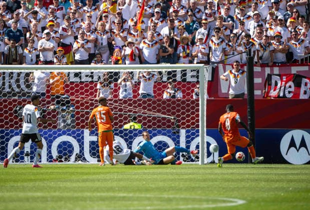 Soccer, Mens, 2026 FIFA World Cup, Group E match in Toronto, Matchday 2, Germany vs. Ivory Coast; Franck Kessie of Ivory Coast scores the goal to make it 0–1 against Nathaniel Brown of Germany and goalkeeper Manuel Neuer of Germany, June 20, 2026,,detected_source_language Copyright: xMatthiasxKochx