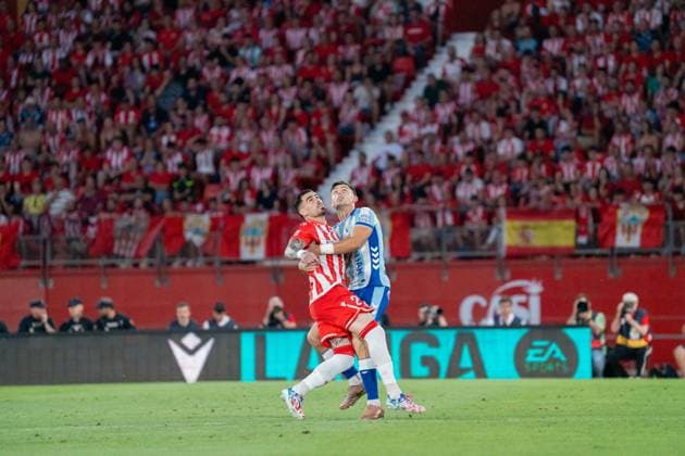 Almeria, Spain - June 20th: Miguel de la Fuente (N24)& Javi Montero (N20) fight for the ball during the promotion play-off final of La Liga Hypermotion (Segunda Division) match between Almeria and Malaga at UD Almería Stadium on June 20th, 2026 in Almeria, Spain.  Copyright: xAndresxLopezxSheridanxx xSPPx Sportspressphoto_SPR171866