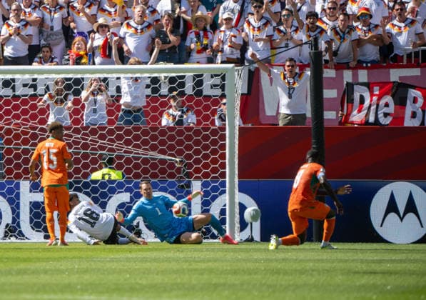 Fußball, Herren, FIFA World Cup, WM, Weltmeisterschaft, Fussball 2026, Spiel in Toronto (Gruppe E, 2. Spieltag), Deutschland - Elfenbeinküste, Franck Kessie (Elfenbeinküste) erzielt das Tor zum 0:1 gegen Nathaniel Brown (Deutschland) und Torhüter Manuel Neuer (Deutschland), 20.06. 2026, *** Soccer, Mens, 2026 FIFA World Cup, Group E match in Toronto, Matchday 2, Germany vs. Ivory Coast; Franck Kessie of Ivory Coast scores the goal to make it 0–1 against Nathaniel Brown of Germany and goalkeeper Manuel Neuer of Germany, June 20, 2026,,detected_source_language Copyright: xMatthiasxKochx